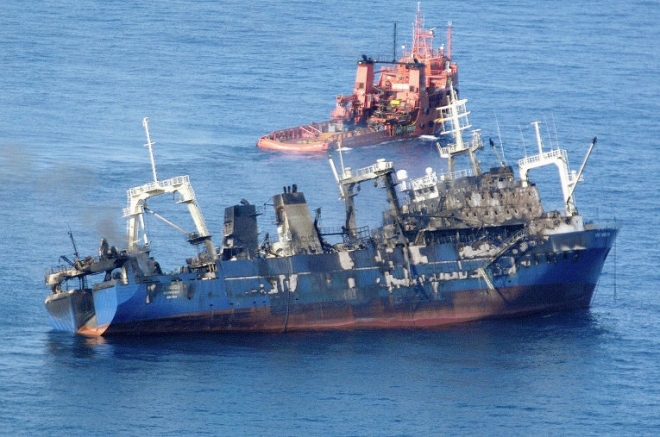 Greenpeace : Траулер «Олег Найдёнов» надо было тушить у берега