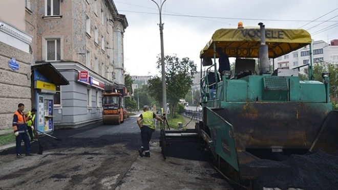 В Мурманске ремонтируют центральные тротуары