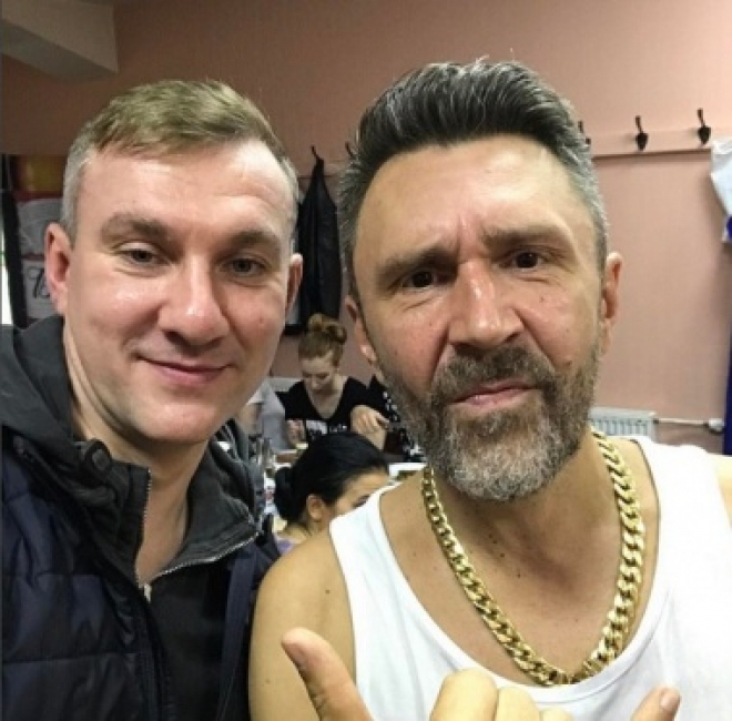 Сергей Шнуров на гастролях в Мурманске получил в подарок картину