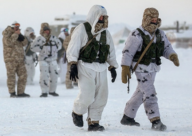 Десантники строят лагерь на льдине