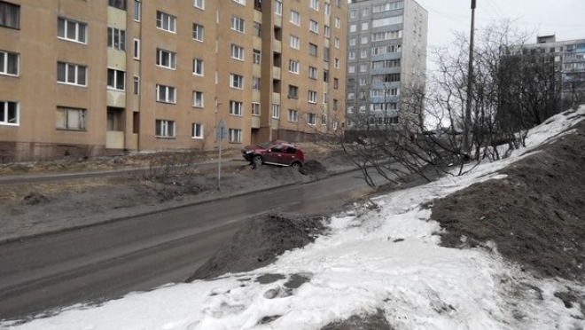В Мурманске человек упал с крыши многоэтажки