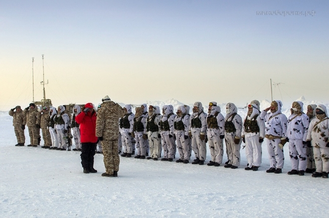 Десантники пешком двинулись к Северному полюсу