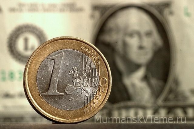Евро и доллар за пару минут снизились на один рубль