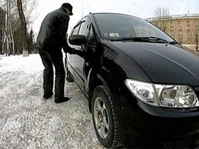 Житель Заполярного угнал автомобиль в Мурманске